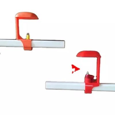 Bebedero de pezón de 360 ​​grados para pollo con tazas colgantes